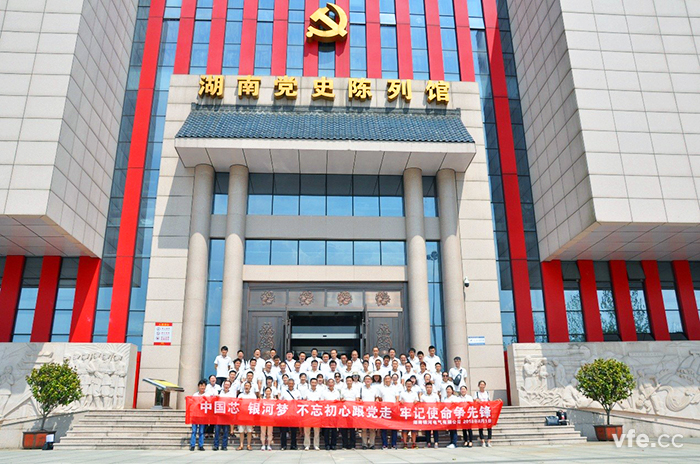 銀河人在湖南黨史陳列館前展示“中國(guó)芯 銀河夢(mèng)”